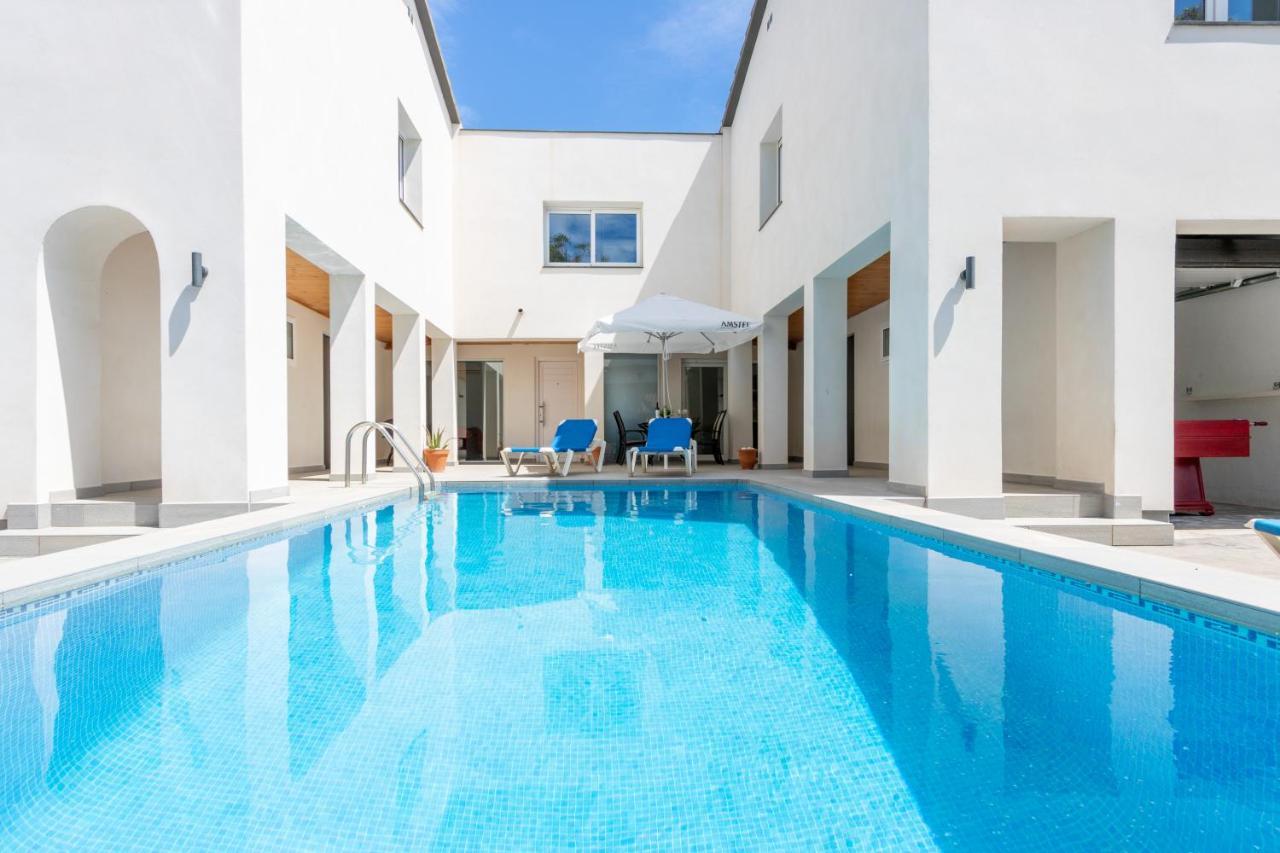Goldhome - New House With Private Heated Pool, Parking, Wifi, Games Room เอมปูเรียบราบา ภายนอก รูปภาพ