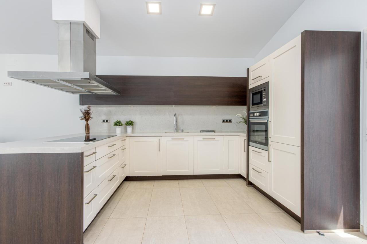 Goldhome - New House With Private Heated Pool, Parking, Wifi, Games Room เอมปูเรียบราบา ภายนอก รูปภาพ