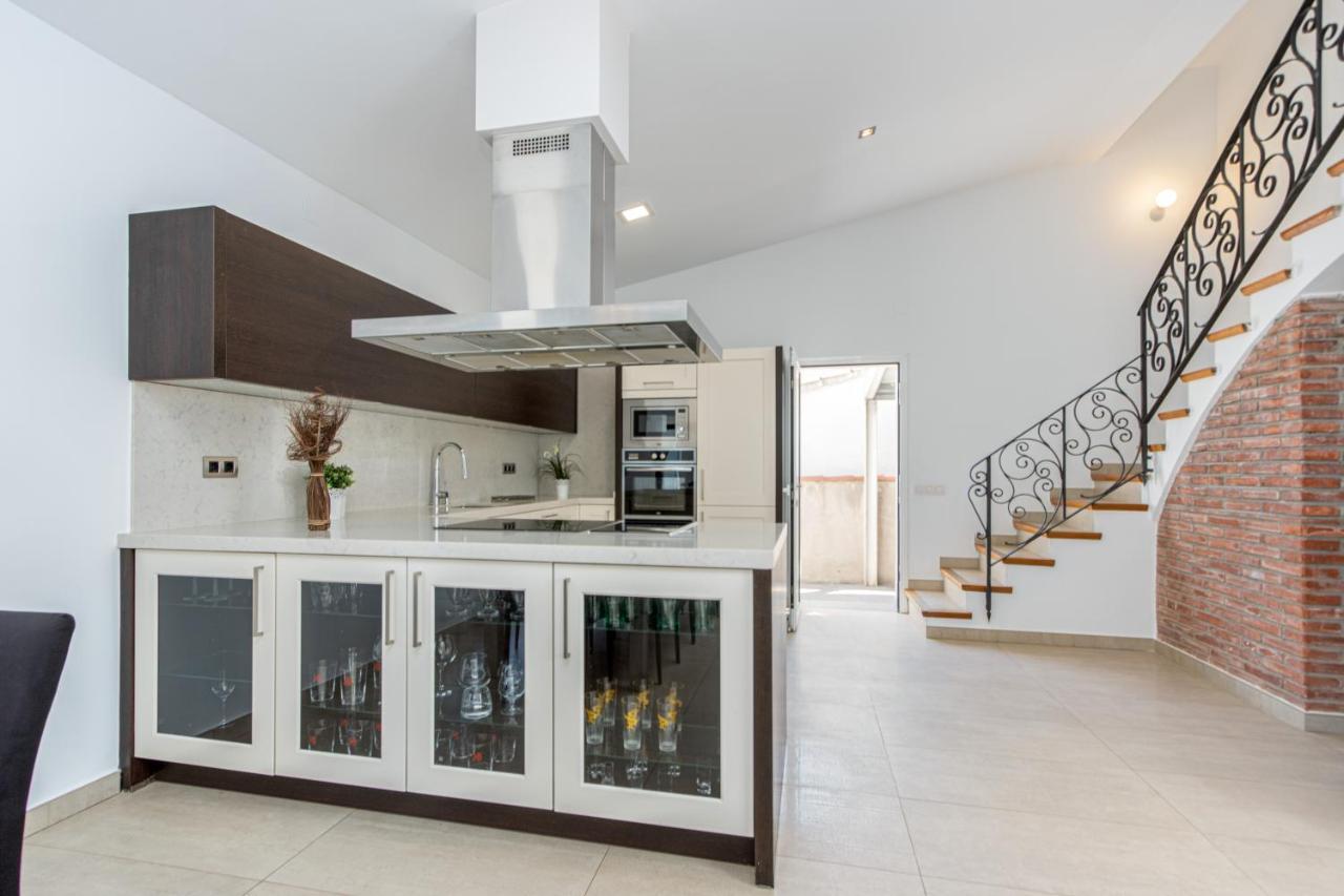 Goldhome - New House With Private Heated Pool, Parking, Wifi, Games Room เอมปูเรียบราบา ภายนอก รูปภาพ