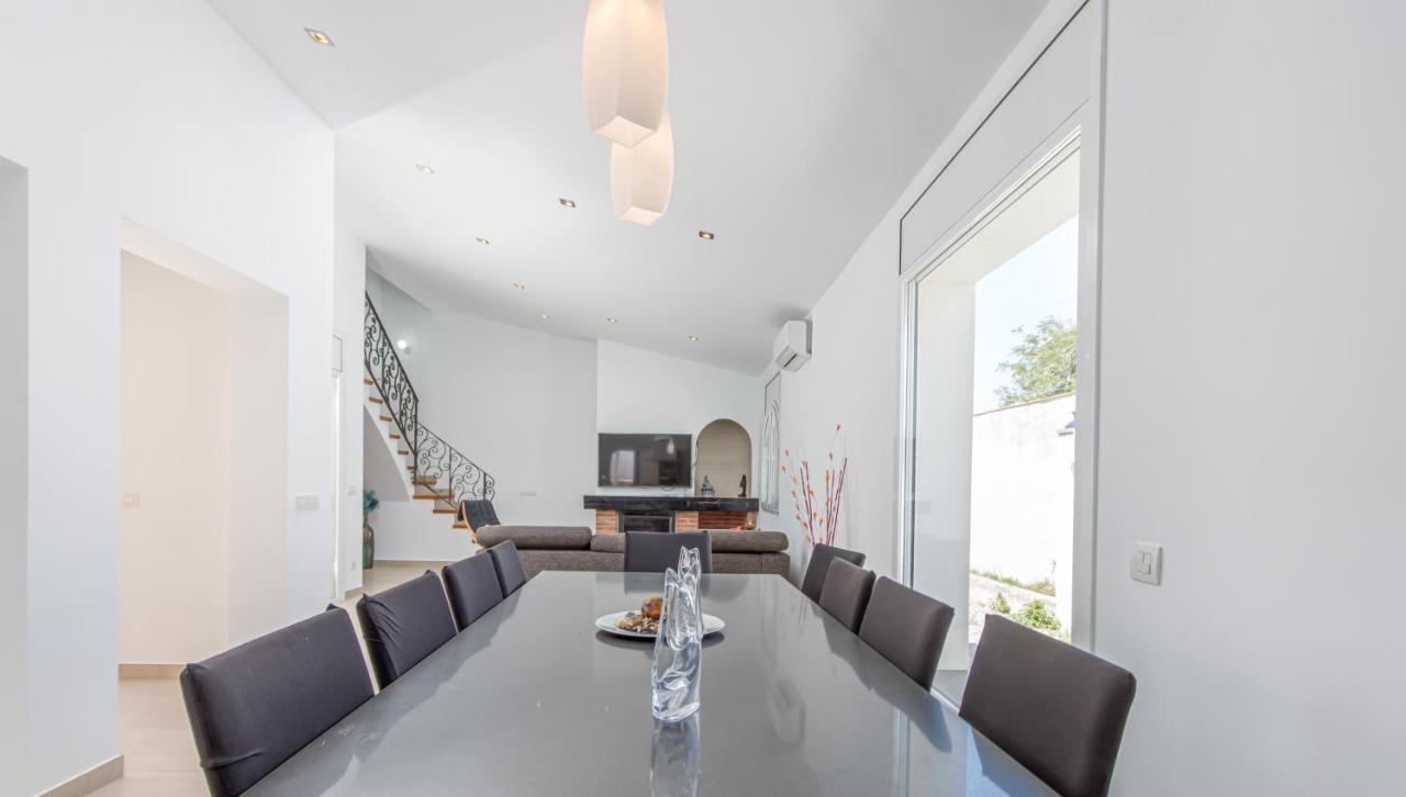 Goldhome - New House With Private Heated Pool, Parking, Wifi, Games Room เอมปูเรียบราบา ภายนอก รูปภาพ