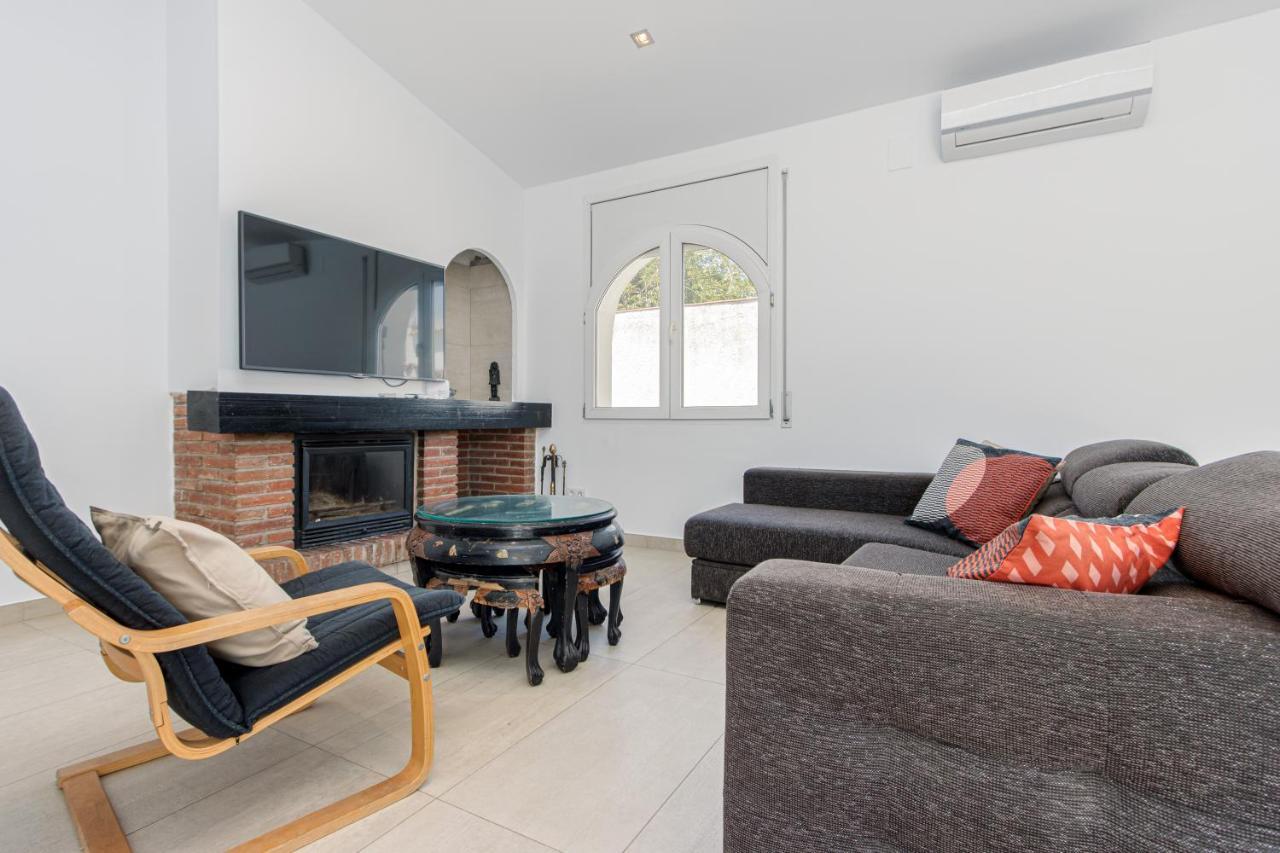 Goldhome - New House With Private Heated Pool, Parking, Wifi, Games Room เอมปูเรียบราบา ภายนอก รูปภาพ