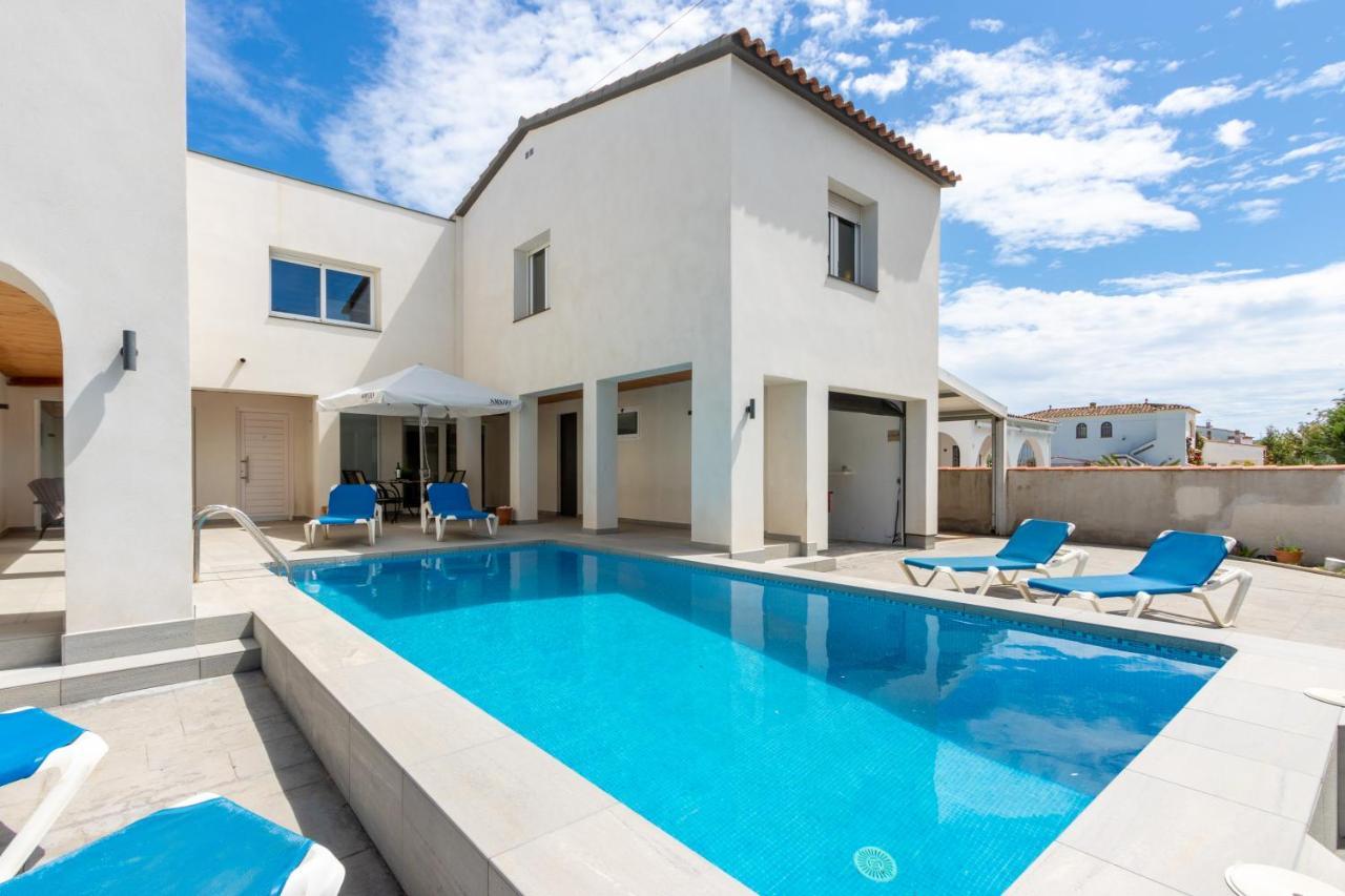 Goldhome - New House With Private Heated Pool, Parking, Wifi, Games Room เอมปูเรียบราบา ภายนอก รูปภาพ