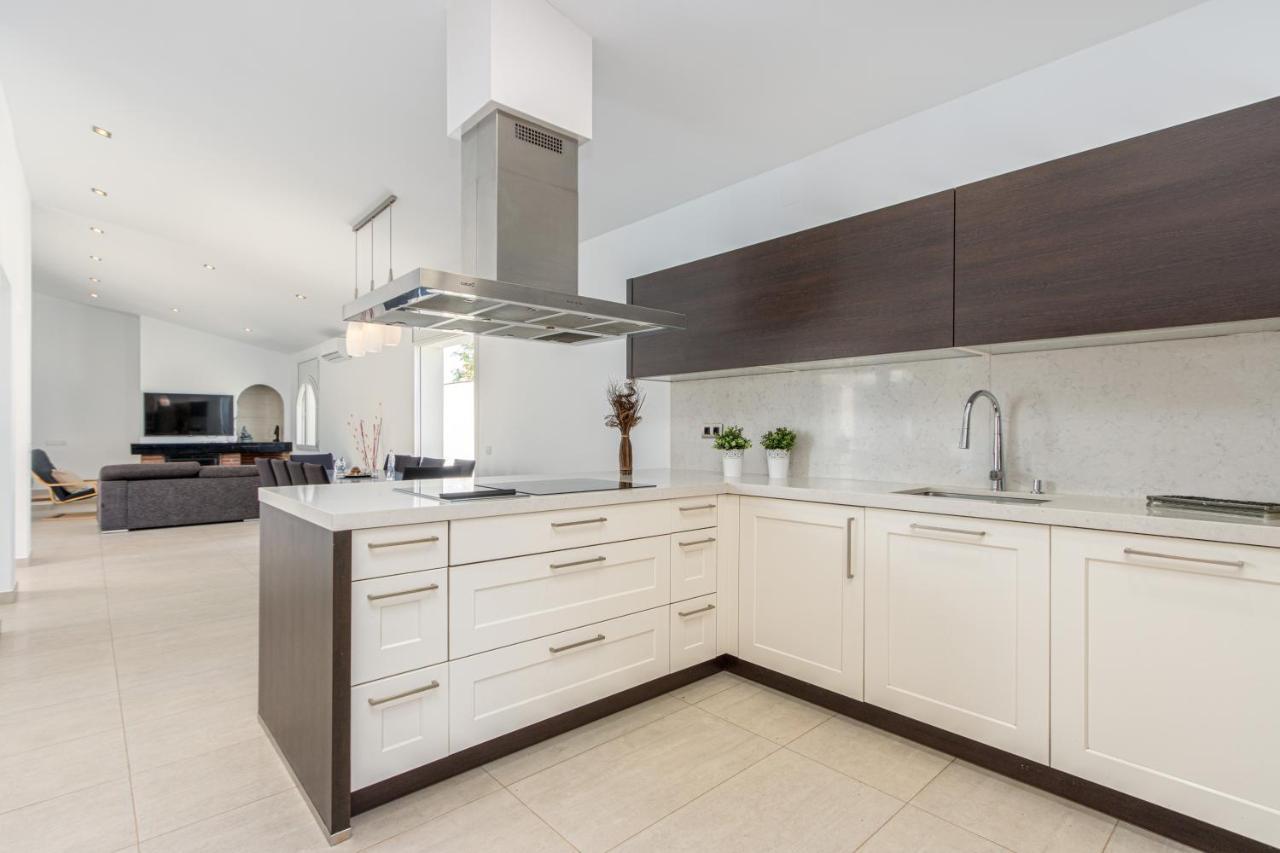 Goldhome - New House With Private Heated Pool, Parking, Wifi, Games Room เอมปูเรียบราบา ภายนอก รูปภาพ
