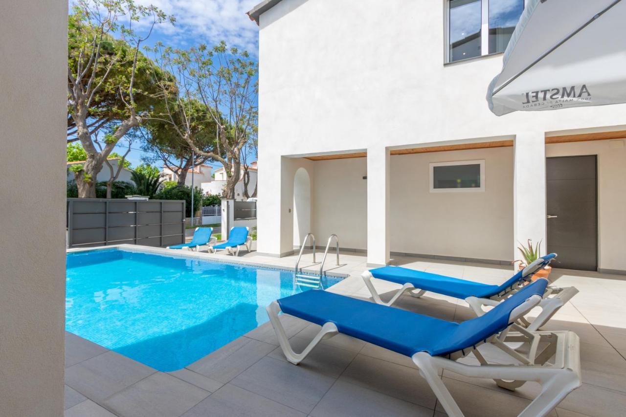 Goldhome - New House With Private Heated Pool, Parking, Wifi, Games Room เอมปูเรียบราบา ภายนอก รูปภาพ