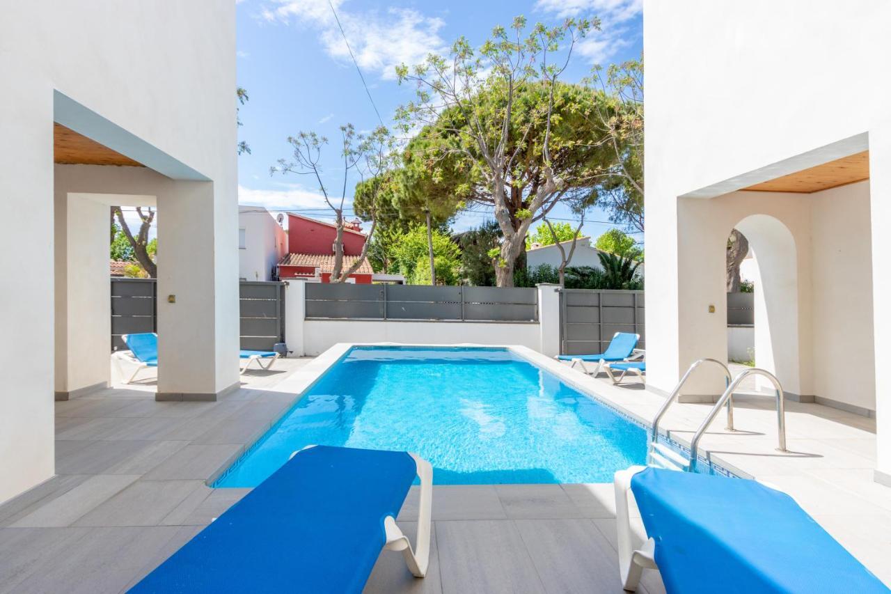 Goldhome - New House With Private Heated Pool, Parking, Wifi, Games Room เอมปูเรียบราบา ภายนอก รูปภาพ
