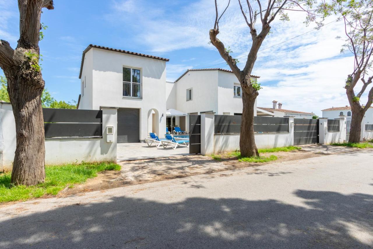 Goldhome - New House With Private Heated Pool, Parking, Wifi, Games Room เอมปูเรียบราบา ภายนอก รูปภาพ